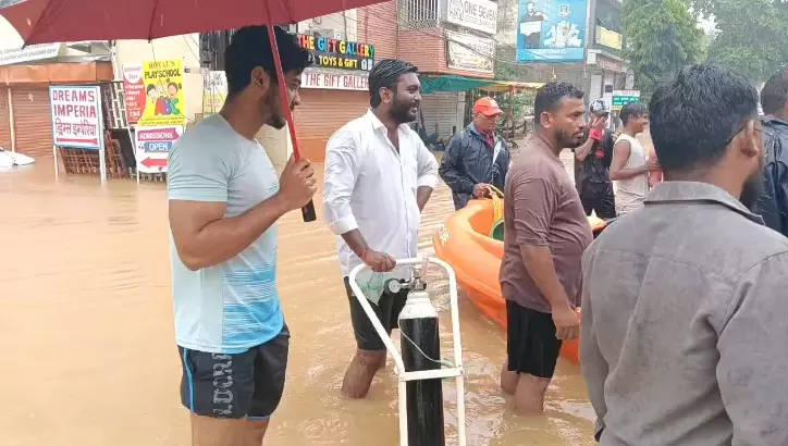 CG News : बिलासपुर बारिश से बेहाल, कॉलोनियां बनीं तालाब, ऑक्सीजन लेकर नाव से पहुंची SDRF, रातभर जूझते रहे लोग CG News : बिलासपुर बारिश से बेहाल, कॉलोनियां बनीं तालाब, ऑक्सीजन लेकर नाव से पहुंची SDRF, रातभर जूझते रहे लोग