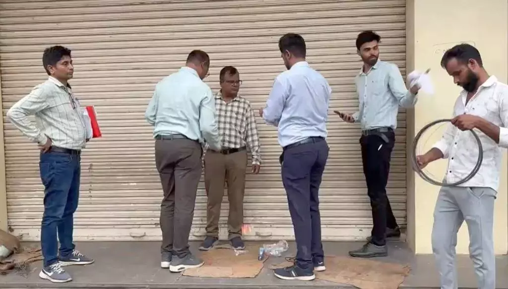 CG News : PDS चावल की कालाबाजारी पर शिकंजा, अरुण ट्रेडर्स से 130 बोरी सरकारी चावल जब्त, दुकान-गोदाम सील CG News : PDS चावल की कालाबाजारी पर शिकंजा, अरुण ट्रेडर्स से 130 बोरी सरकारी चावल जब्त, दुकान-गोदाम सील