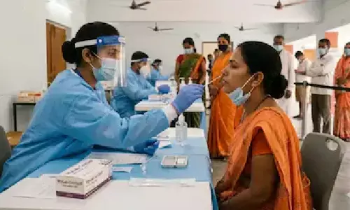 COVID-19: देश में फिर लौट रहा कोरोना, 17 दिनों में आए 339 नए केस, 4 लोगों की मौत