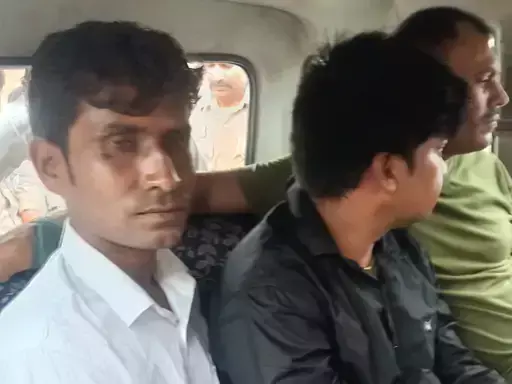 UP News : जौनपुर में फर्जी आयकर छापे का भंडाफोड़, सर्राफा कारोबारी की सूझबूझ से पकड़े गए तीन नकली अधिकारी, दो फरार