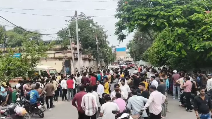 MP Crime : पुरानी रंजिश में दो सगे भाइयों की हत्या, मुख्य आरोपी के पैर में लगी पुलिस की गोली, 5 गिरफ्तार MP Crime : पुरानी रंजिश में दो सगे भाइयों की हत्या, मुख्य आरोपी के पैर में लगी पुलिस की गोली, 5 गिरफ्तार