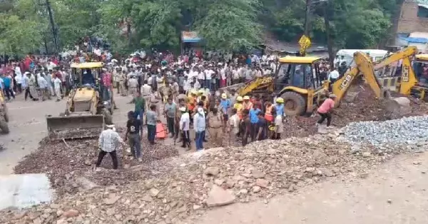 MP News : पहाड़ी किनारे बनी दीवार ढही, मलबे में दबकर महिला की मौत, दो गंभीर MP News : पहाड़ी किनारे बनी दीवार ढही, मलबे में दबकर महिला की मौत, दो गंभीर