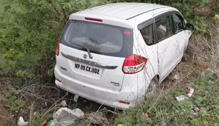 MP Accident : तेज रफ्तार अर्टिगा ने बाइक को मारी टक्कर, एक ही परिवार के 3 लोगों की मौत MP Accident : तेज रफ्तार अर्टिगा ने बाइक को मारी टक्कर, एक ही परिवार के 3 लोगों की मौत