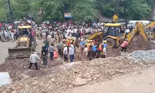 MP News : पहाड़ी किनारे बनी दीवार ढही, मलबे में दबकर महिला की मौत, दो गंभीर MP News : पहाड़ी किनारे बनी दीवार ढही, मलबे में दबकर महिला की मौत, दो गंभीर
