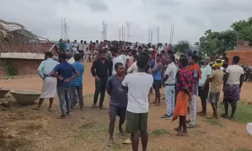 CG Crime : हेडमास्टर हत्याकांड के बाद भड़का गुस्सा, आरोपियों के घर में लगाई आग, गांव में भारी पुलिस बल तैनात