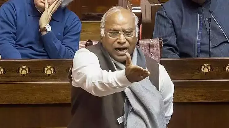 Monsoon Session: मानसून सत्र के पहले दिन सरकार पर बरसे कांग्रेस अध्यक्ष खरगे, पेपर लीक और राम मंदिर चंदे का मुद्दा उठाया, खरगे बोले- छात्रों पर लाठीचार्ज लोकतंत्र पर हमला