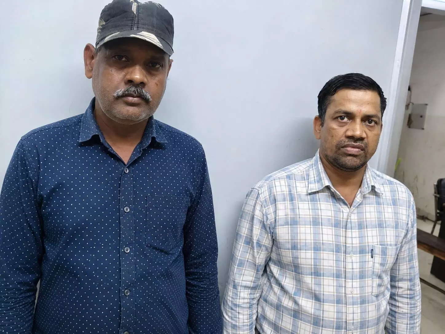 Snakebite Scam : शव पहुंचते ही एक्टिव हो जाता था गैंग, सूचना लीक करने वाले 2 आरक्षक गिरफ्तार, अब तक 19 आरोपी सलाखों के पीछे Snakebite Scam : शव पहुंचते ही एक्टिव हो जाता था गैंग, सूचना लीक करने वाले 2 आरक्षक गिरफ्तार, अब तक 19 आरोपी सलाखों के पीछे