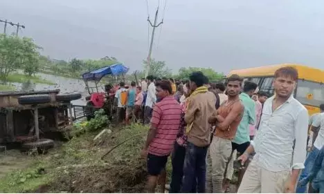 धान रोपाई के लिए जा रहे मजदूरों से भरी ट्रैक्टर-ट्रॉली पलटी, दो की मौत, 6 घायल