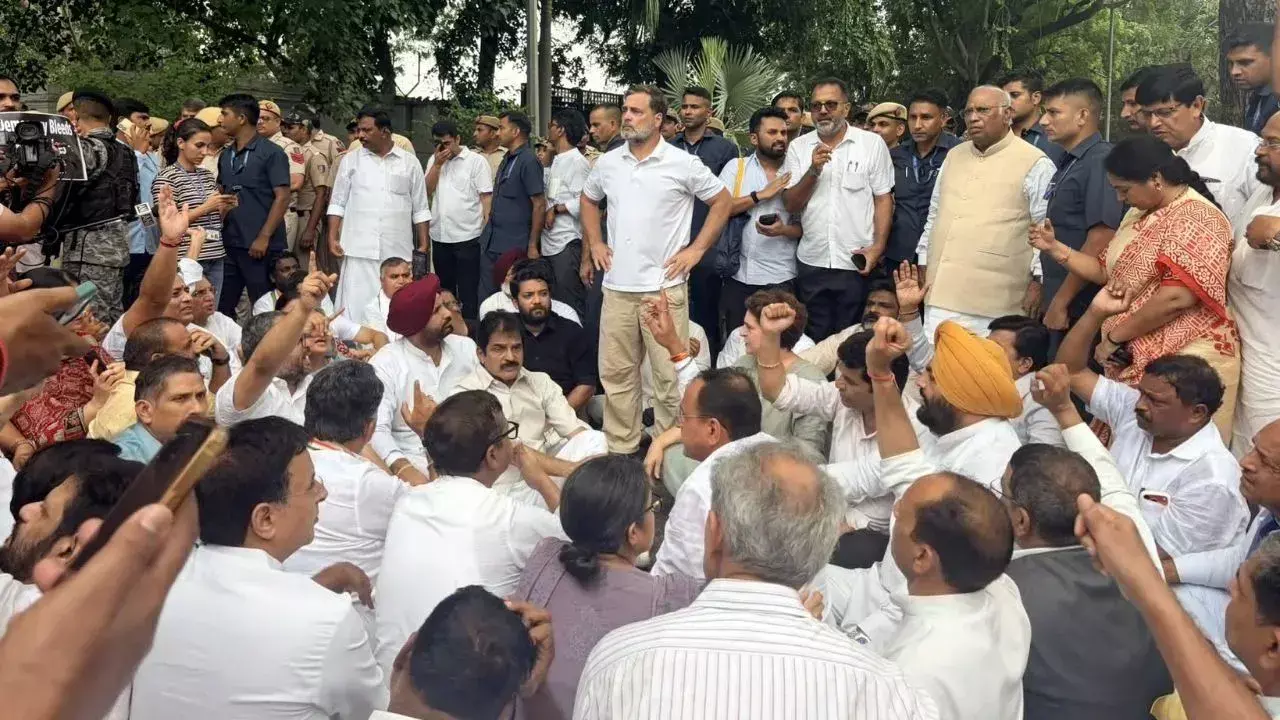PM Residence Protest : पीएम आवास के पास कांग्रेस का प्रदर्शन, धरने पर राहुल-प्रियंका समेत कई नेता, धर्मेद्र प्रधान के इस्तीफे की मांग PM Residence Protest : पीएम आवास के पास कांग्रेस का प्रदर्शन, धरने पर राहुल-प्रियंका समेत कई नेता, धर्मेद्र प्रधान के इस्तीफे की मांग