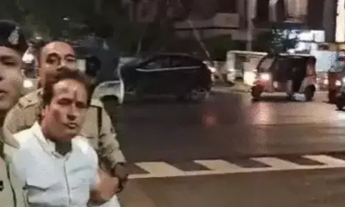 CG Breaking: दिल्ली में राहुल गांधी को हिरासत में लेने के बाद रायपुर में कांग्रेस का प्रदर्शन, लोकभवन के पास पुलिस से धक्का-मुक्की