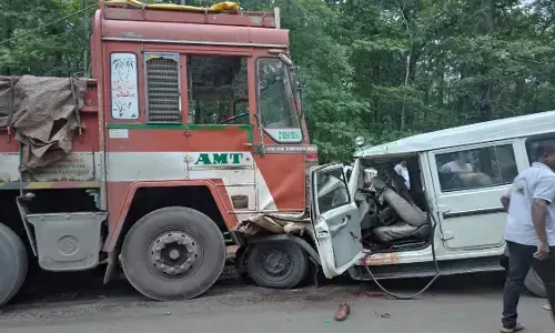 CG Accident : ट्रक और बोलेरो वाहन में हुई आमने-सामने भिड़ंत, फॉरेस्ट रेंजर की मौत, 8 घायल