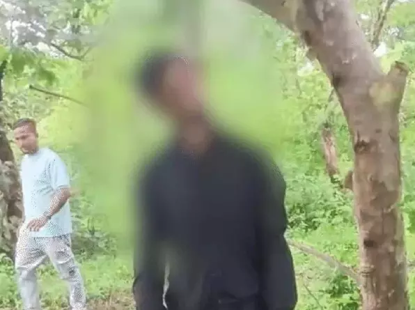 MP News : कर्ज के जाल में फंसे शेफ की पेड़ पर लटका मिला शव, सुसाइड नोट में सूदखोरों पर प्रताड़ना के गंभीर आरोप MP News : कर्ज के जाल में फंसे शेफ की पेड़ पर लटका मिला शव, सुसाइड नोट में सूदखोरों पर प्रताड़ना के गंभीर आरोप