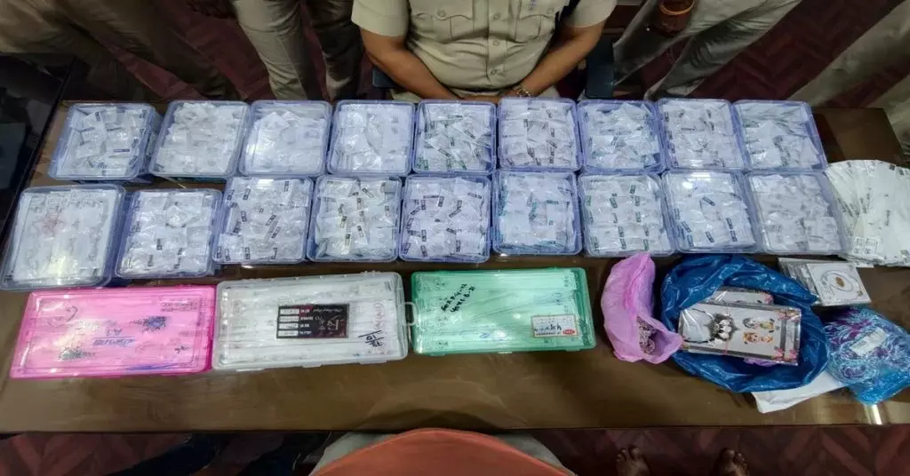 MP News: इटारसी स्टेशन पर 44 लाख की चांदी के साथ दो युवक गिरफ्तार, 19 किलो आभूषण बरामद MP News: इटारसी स्टेशन पर 44 लाख की चांदी के साथ दो युवक गिरफ्तार, 19 किलो आभूषण बरामद