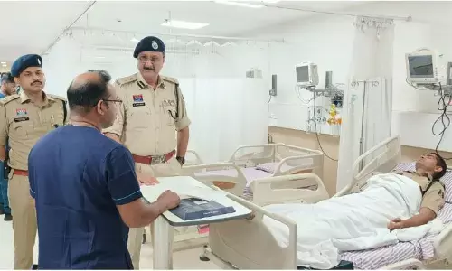 Raipur News: राजधानी में बीजेपी-कांग्रेस के बीच टकराव, प्रदर्शन के दौरान SI समेत 16 पुलिसकर्मी घायल, जवानों से मिलने अस्पताल पहुंचे पुलिस कमिश्नर