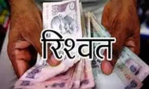 CG ACB Action: कोर्ट के आदेश के बाद भी नहीं छोड़ा ट्रैक्टर, ₹10 हजार रिश्वत लेते महिला आरक्षक रंगे हाथ गिरफ्तार