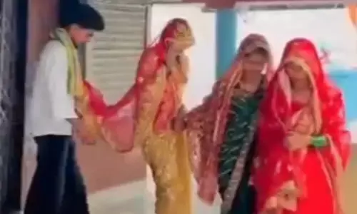 UP Viral News : एक दूल्हा, तीन सगी दुल्हनें! सोशल मीडिया इन्फ्लुएंसर बहनों की शादी ने मचाई सनसनी, वीडियो वायरल