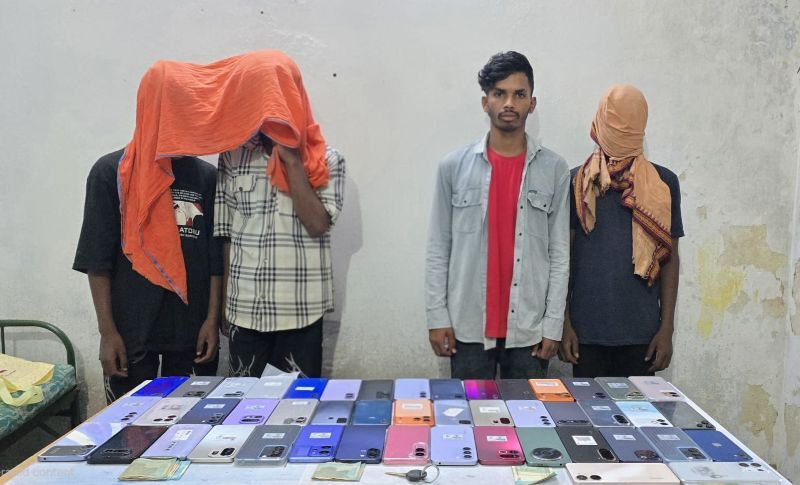 CG Crime News : 18.75 लाख की मोबाइल चोरी का खुलासा, CCTV से चंद घंटों में 4 आरोपी गिरफ्तार, 47 मोबाइल बरामद