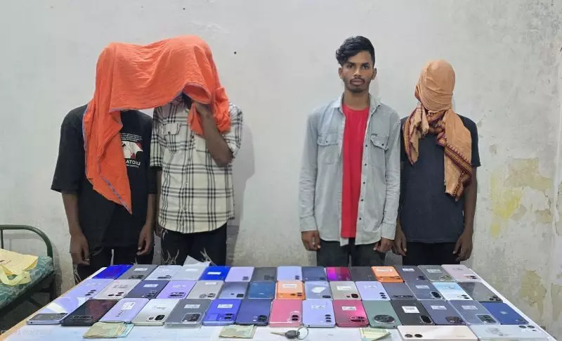 33612-whatsapp-image-2026-07-24-at-15601-pm CG Crime News : 18.75 लाख की मोबाइल चोरी का खुलासा, CCTV से चंद घंटों में 4 आरोपी गिरफ्तार, 47 मोबाइल बरामद
