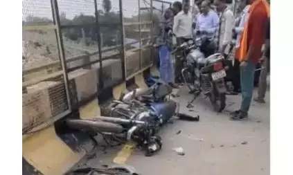 Raipur City News: आमानाका फ्लाईओवर पर कार ने लोगों को चपेट में लिया, कई लोग घायल, सीसीटीवी कैमरों की फुटेज खंगाल रही पुलिस Raipur City News: आमानाका फ्लाईओवर पर कार ने लोगों को चपेट में लिया, कई लोग घायल, सीसीटीवी कैमरों की फुटेज खंगाल रही पुलिस