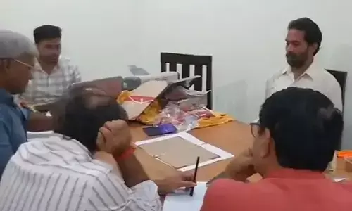 CG ACB Action : पे-डेटा भेजने के बदले 1 लाख की रिश्वत लेते प्रभारी सिविल सर्जन गिरफ्तार CG ACB Action : पे-डेटा भेजने के बदले 1 लाख की रिश्वत लेते प्रभारी सिविल सर्जन गिरफ्तार