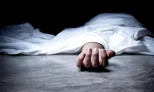 CG Accident News : चलती एक्सप्रेस ट्रेन पकड़ने की कोशिश पड़ी भारी, ट्रैक पर गिरने से बीमा कंपनी के क्षेत्रीय प्रबंधक की मौत