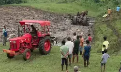 CG Accident : मैनपाट में खेत जोतते समय पलटा ट्रैक्टर, 26 वर्षीय युवक की दर्दनाक मौत CG Accident : मैनपाट में खेत जोतते समय पलटा ट्रैक्टर, 26 वर्षीय युवक की दर्दनाक मौत