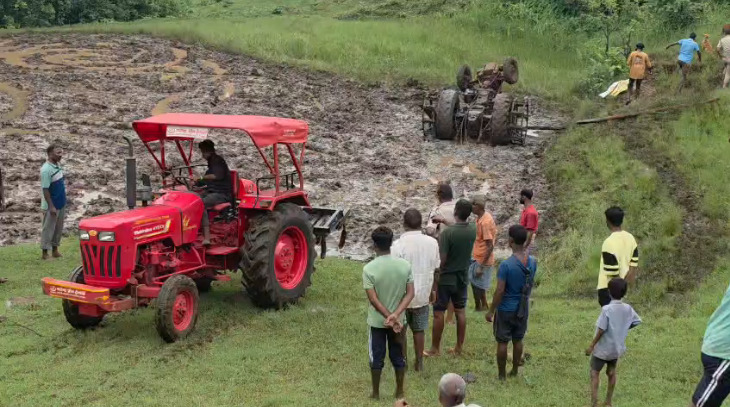 CG Accident : मैनपाट में खेत जोतते समय पलटा ट्रैक्टर, 26 वर्षीय युवक की दर्दनाक मौत