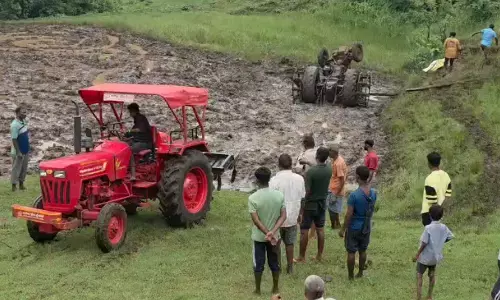 CG Accident : मैनपाट में खेत जोतते समय पलटा ट्रैक्टर, 26 वर्षीय युवक की दर्दनाक मौत