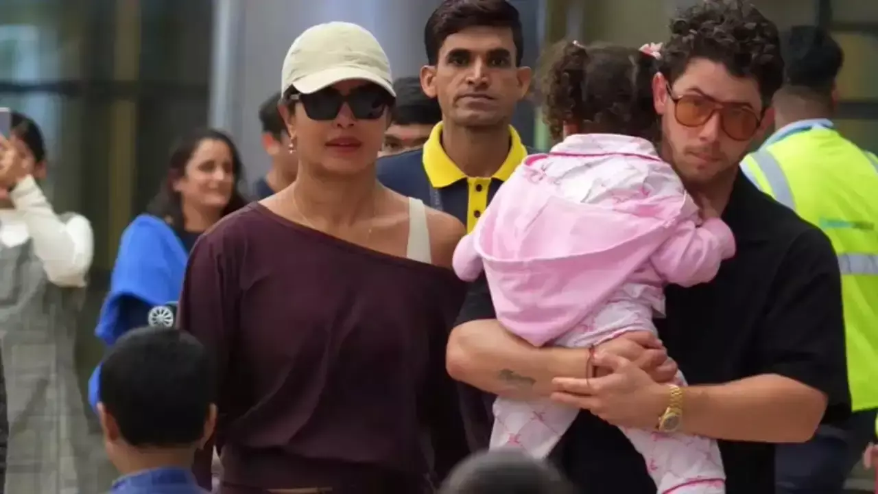 Priyanka Chopra: वाराणसी की शूटिंग के लिए हैदराबाद पहुंचीं प्रियंका चोपड़ा, बेटी मालती को गोद में लिए नजर आए निक जोनस