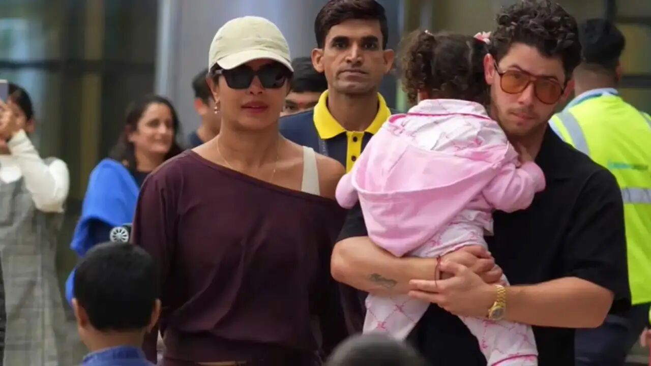 Priyanka Chopra: वाराणसी की शूटिंग के लिए हैदराबाद पहुंचीं प्रियंका चोपड़ा, बेटी मालती को गोद में लिए नजर आए निक जोनस