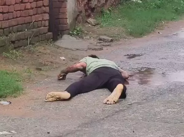 CG News : पत्नी से विवाद के बाद खंभे पर चढ़ा था पति, करंट की चपेट में आने से हुई मौत CG News : पत्नी से विवाद के बाद खंभे पर चढ़ा था पति, करंट की चपेट में आने से हुई मौत