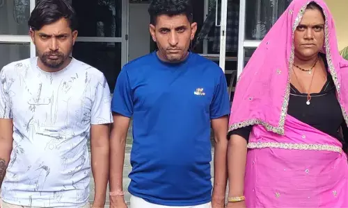 Crime News : पत्नी ने प्रेमी संग मिलकर रची साजिश : गला दबाकर मारा, फिर चेहरे पर डाला कीटनाशक, तीन गिरफ्तार