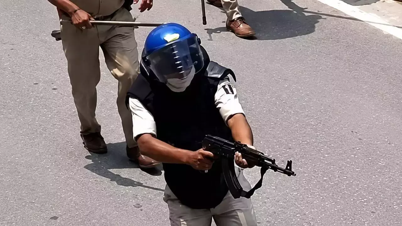 Bihar : सिवान छात्र प्रदर्शन फायरिंग मामला: AK-47 से गोली चलाने वाला पुलिस जवान निलंबित, जांच शुरू