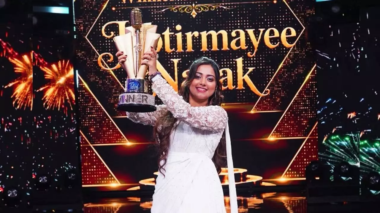 Indian Idol 16 Winner: ओडिशा की ज्योतिर्मयी नायक बनीं इंडियन आइडल 16 की विजेता, कैंसर मरीजों को म्यूजिक थेरेपी देने वाली सिंगर ने जीता देश का दिल Indian Idol 16 Winner: ओडिशा की ज्योतिर्मयी नायक बनीं इंडियन आइडल 16 की विजेता, कैंसर मरीजों को म्यूजिक थेरेपी देने वाली सिंगर ने जीता देश का दिल