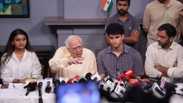 kapil sibbal: कपिल सिब्बल ने 'कॉकरोच जनता पार्टी' के प्रोटेस्टर्स प्रोटेक्शन फंड के लिए की 1 करोड़ की मदद, कानूनी सहायता का भी ऐलान
