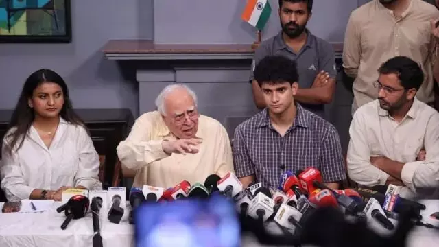 33912-cjp kapil sibbal: कपिल सिब्बल ने 'कॉकरोच जनता पार्टी' के प्रोटेस्टर्स प्रोटेक्शन फंड के लिए की 1 करोड़ की मदद, कानूनी सहायता का भी ऐलान