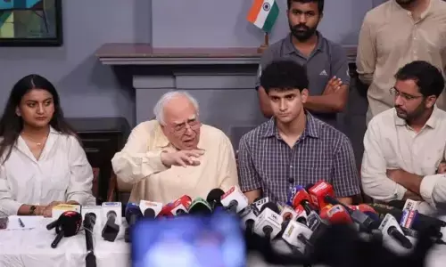 kapil sibbal: कपिल सिब्बल ने कॉकरोच जनता पार्टी के प्रोटेस्टर्स प्रोटेक्शन फंड के लिए की 1 करोड़ की मदद, कानूनी सहायता का भी ऐलान