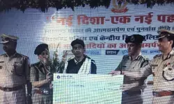 Naxalite Surrender : 16 माओवादियों ने किया सरेंडर, ₹15 लाख का इनामी कमांडर भी शामिल; AK-47 समेत 11 हथियार जमा