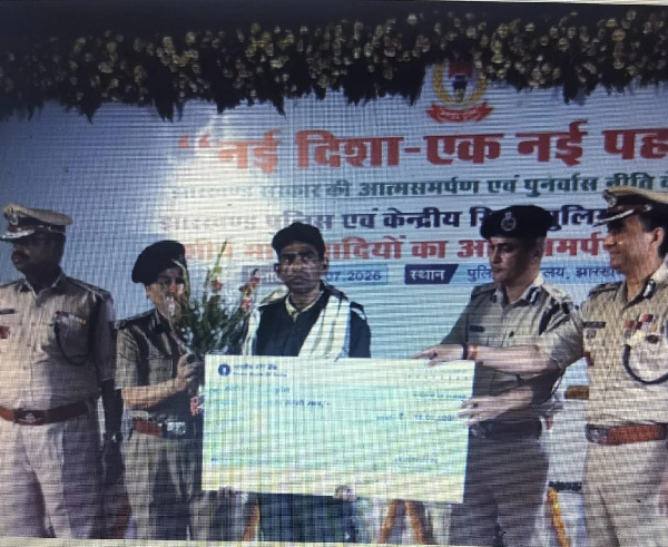 Naxalite Surrender : 16 माओवादियों ने किया सरेंडर, ₹15 लाख का इनामी कमांडर भी शामिल; AK-47 समेत 11 हथियार जमा