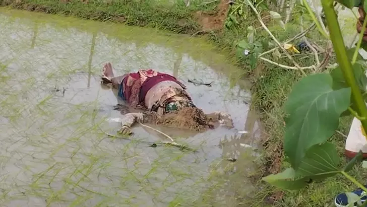 34002-untitled CG Crime : खेत में संदिग्ध हालत में मिली अज्ञात महिला की लाश, सिर मिट्टी से ढका, पुलिस जांच में जुटी