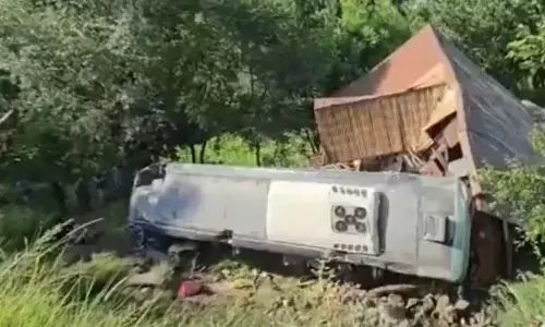 amarnath yatra bus accident: यात्रियों से भरी बस खाई में गिरी, 39 श्रद्धालु घायल, सेना ने चलाया रेस्क्यू ऑपरेशन