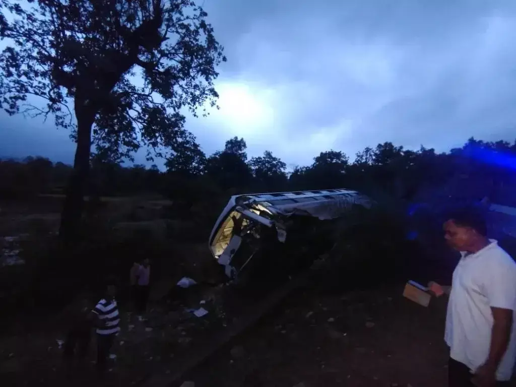 Dantewada Bus Accident: तड़के अनियंत्रित होकर पलटी यात्री बस, 12 घायल, जवानों ने चलाया रेस्क्यू ऑपरेशन Dantewada Bus Accident: तड़के अनियंत्रित होकर पलटी यात्री बस, 12 घायल, जवानों ने चलाया रेस्क्यू ऑपरेशन