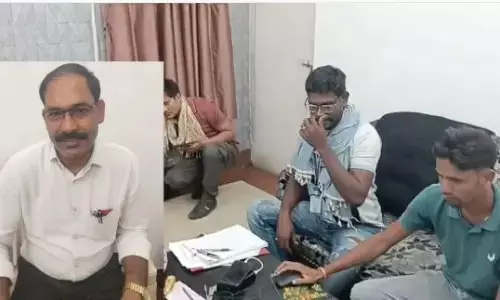CG Bribery: रायगढ़ कलेक्ट्रेट का बाबू बतौर रिश्वत 50 हजार का चेक लेते गिरफ्तार