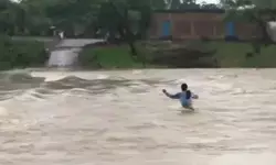 chhattisgarh heavy rain alert: सिकासेर डैम से छोड़ा गया पानी, छत्तीसगढ़ में 2 दिन भारी बारिश का अलर्ट,गरियाबंद में नाला पार करते अधेड़ बहा, 5 किमी दूर मिली डेड बॉडी
