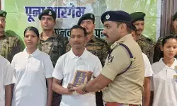 Naxalite Surrender : 49 लाख के 8 इनामी हार्डकोर माओवादियों ने किया आत्मसमर्पण, 5 महिला और 3 पुरुष शामिल