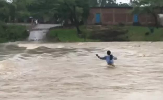 chhattisgarh heavy rain alert: सिकासेर डैम से छोड़ा गया पानी, छत्तीसगढ़ में 2 दिन भारी बारिश का अलर्ट,गरियाबंद में नाला पार करते अधेड़ बहा, 5 किमी दूर मिली डेड बॉडी