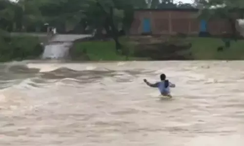 chhattisgarh heavy rain alert: सिकासेर डैम से छोड़ा गया पानी, छत्तीसगढ़ में 2 दिन भारी बारिश का अलर्ट,गरियाबंद में नाला पार करते अधेड़ बहा, 5 किमी दूर मिली डेड बॉडी chhattisgarh heavy rain alert: सिकासेर डैम से छोड़ा गया पानी, छत्तीसगढ़ में 2 दिन भारी बारिश का अलर्ट,गरियाबंद में नाला पार करते अधेड़ बहा, 5 किमी दूर मिली डेड बॉडी