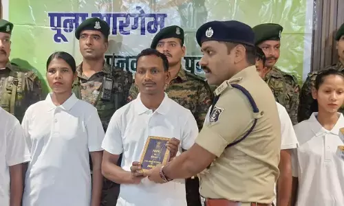 Naxalite Surrender : 49 लाख के 8 इनामी हार्डकोर माओवादियों ने किया आत्मसमर्पण, 5 महिला और 3 पुरुष शामिल Naxalite Surrender : 49 लाख के 8 इनामी हार्डकोर माओवादियों ने किया आत्मसमर्पण, 5 महिला और 3 पुरुष शामिल