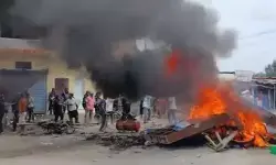 Nepal communal violence: नेपाल में सांप्रदायिक हिंसा की आग: सुनसरी से शुरू हुआ विवाद कई शहरों तक फैला, 6 शहरों में कर्फ्यू, सेना ने संभाला मोर्चा Nepal communal violence: नेपाल में सांप्रदायिक हिंसा की आग: सुनसरी से शुरू हुआ विवाद कई शहरों तक फैला, 6 शहरों में कर्फ्यू, सेना ने संभाला मोर्चा