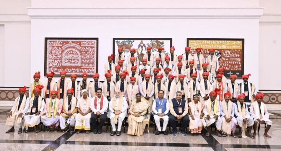 CG News: राष्ट्रपति भवन में बस्तर के मांझी-चालकी बने खास मेहमान, राष्ट्रपति ने खुद परोसा भोजन, अमित शाह, सीएम विष्णुदेव साय, विजय शर्मा और संस्कृति मंत्री राजेश अग्रवाल भी बने गवाह